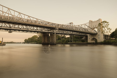 布里斯班的沃尔特泰勒大桥天际跨度火车旅行高清图片