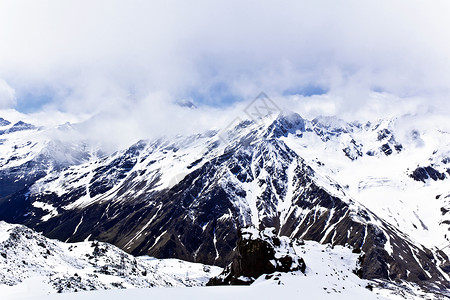 高加索山脉在寒风雪下冻结地块风景爬坡冰川荒野季节顶峰天空全景背景图片