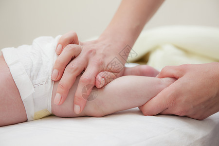 婴儿腿按摩手孩子体操父母妈妈医疗医生训练母亲治疗新生背景图片