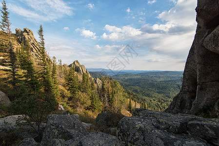 阿尔泰山的美景成就旅行全景石头阳光针叶林旅游荒野日出悬崖背景图片