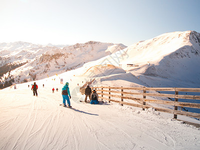 在阳光明媚的冬季日 在山地度假村滑雪坡上的人高清图片