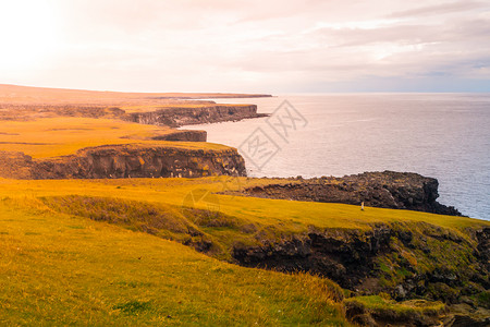 冰岛斯奈费尔斯半岛具有绿平原和岩石海岸的火山风貌阳光锥体半岛全景戏剧性冒险旅游山脉荒野农村背景