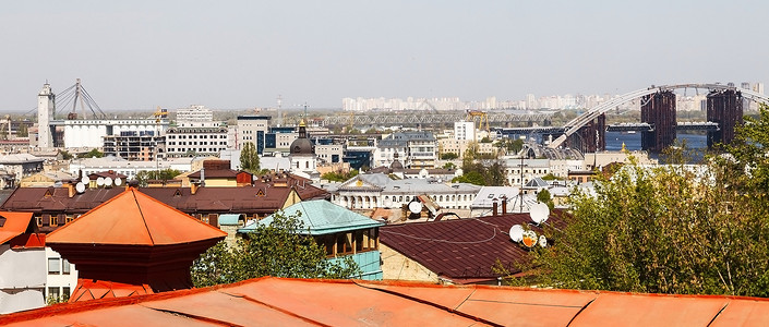 乌克兰基辅 沃兹德维曾卡的Roof Roof在波多尔市的景象地标教会街道中心旅游旅行晴天房子全景天空背景图片