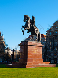 在匈牙利布达佩斯广场的一匹马上架设的马术雕像高清图片