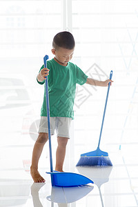 扫地小男孩亚洲儿童扫地地板刷子地面教育学习房子青年房间男性扫帚琐事背景