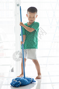 扫地小男孩亚洲男孩扫地地板背景