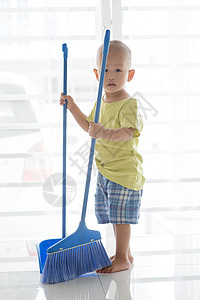 扫地小男孩幼儿扫地地板背景