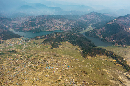 尼泊尔贝尼亚斯湖和鲁帕湖的空中观察背景