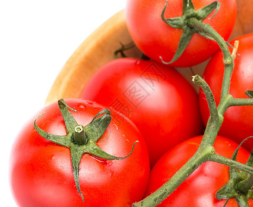 番茄藤在桌上的碗里 收紧新鲜醋西红柿背景