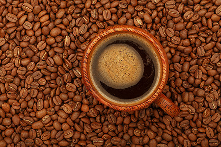 在咖啡豆上盛满棕榈木杯的咖啡异国早餐黑色饮料情调杯子活力豆子椰子棕榈背景图片