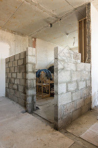 在新建筑中用扩大的粘土块建造新墙壁背景图片