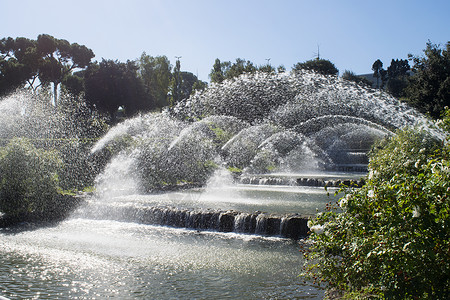 人造小溪上水的喷洒花园公园喷泉溪流背景图片