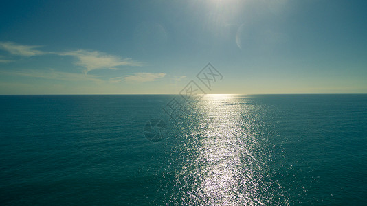 平静的海洋海面海面休闲假期风景飞行水面旅行鸟瞰图目的地阳光飞虫背景图片