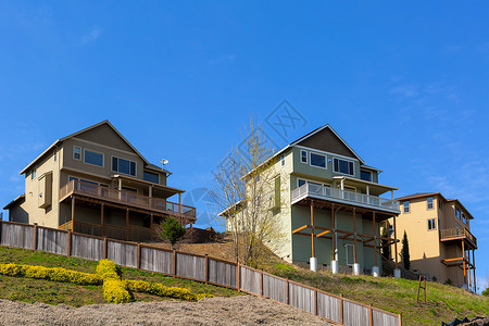 沿山坡许多处的Stults家园高清图片