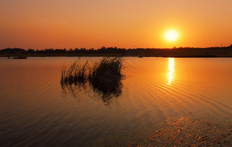 彭于晏炎热的太阳升起于布罗龙哥湖上空背景