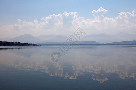 湖水面 云层的天空反射阳光高地地平线风景水景蓝色多云场景背景图片