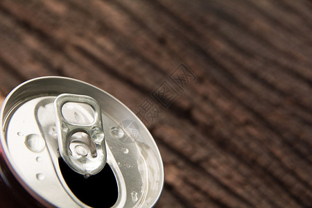 铁罐头顶端的铁罐头 能喝杯可乐吗?背景图片