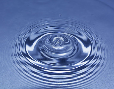 蓝色水滴落下来 蓝色水溅环境气泡液体圆圈雨滴海浪运动波纹反射活力背景图片