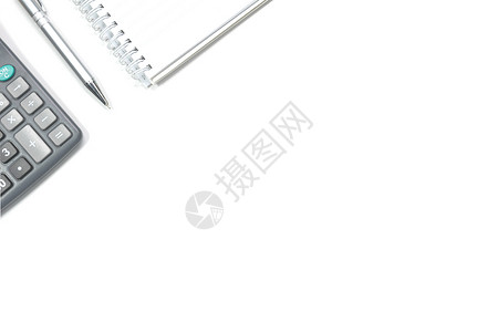 笔和计算器在白背上孤立的注解书 笔和计算器顶部视图背景图片