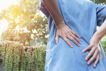 脊柱理疗患有背痛 脊椎损伤和肌肉问题的人痛苦风湿病肾脏腰椎成人治疗疾病男性脊柱压力背景