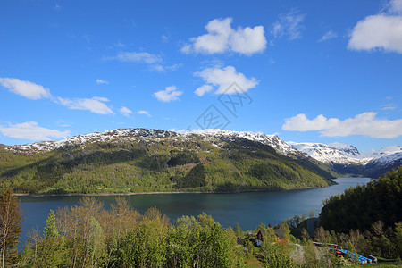 挪威春季风景白色蓝色天空森林爬坡岩石峡湾顶峰背景图片