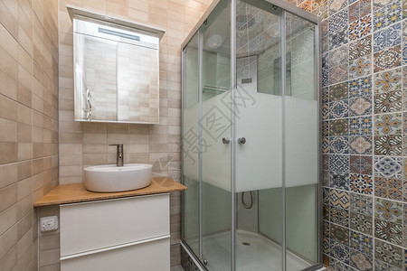 淋浴机舱和水槽棕色房间房子建筑学公寓地面龙头局限财产镜子背景图片