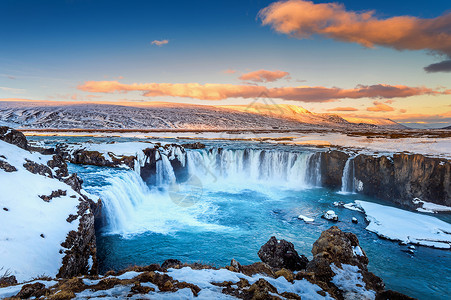 米凯维奇瀑布冰岛冬季日落时的戈达福斯瀑布岩石地标天空力量运动冰川溪流荒野流动旅行背景
