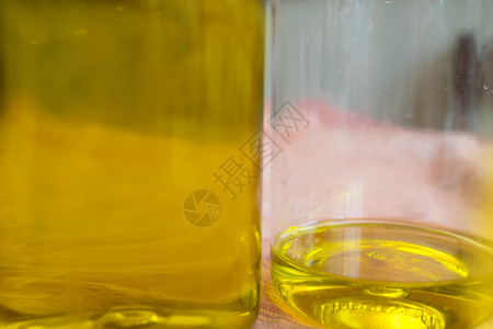 2个橄榄油瓶的详情背景图片