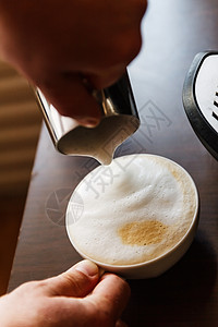意大利特浓咖啡男人倒在一杯咖啡里 里面有奶汁机器女性咖啡师酒吧厨房牛奶泡沫咖啡店香气艺术背景