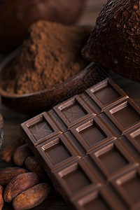 巧克力棒 糖果甜糖 可可豆和木制面包上的粉末小吃诱惑甜点地面乡村桌子巧克力木头宏观美食图片