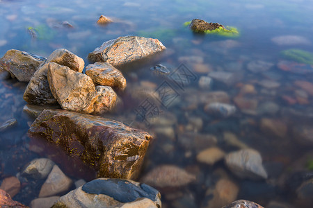 俄罗斯阿纳帕海岸和黑海水域的石块 位于俄罗斯阿纳帕背景图片
