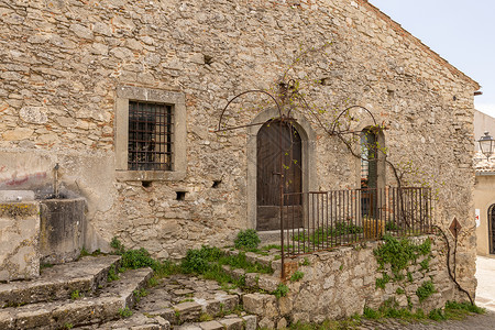西西里中世纪村城市框架历史性建筑木头古董阳台建筑学城堡窗户背景图片