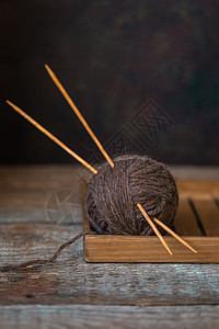 乡村背景中带木针的毛纱秋季 wabi sabi 概念侘寂织物编织纺织品团体工艺手工业针线活羊毛手工背景