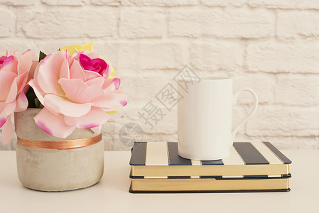 白色杯子样机 空白的白咖啡杯模拟 风格的摄影 咖啡杯产品展示 条纹设计笔记本上的咖啡杯 粉红玫瑰花瓶背景图片