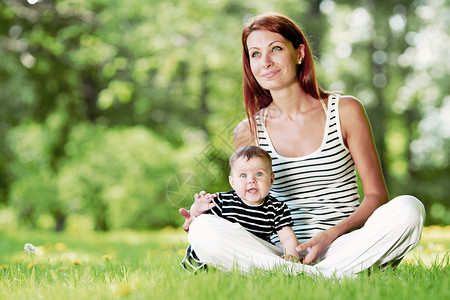 母亲和女儿在公园童年女性婴儿父母绿色微笑女士女孩喜悦快乐背景图片