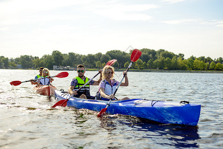 在美丽的河流或湖上与Kayaks交友背景图片