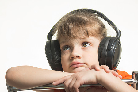 听音乐音乐的耳机女孩的肖像 播放音乐背景图片