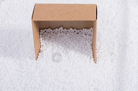 白色聚苯乙烯泡沫球上的盒子展示防震圆形礼物盒礼物包装惊喜背景图片
