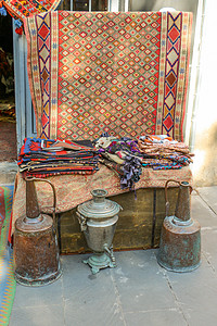 制作传统类型的地毯文化工艺羊毛手工业小地毯织物红色织机刺绣装饰品背景图片