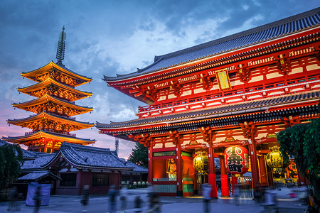 浅草观音日本东京Sensoji寺庙Kaminarimon门和Pagoda旅行灯光宗教神社建筑学吸引力崇拜宝塔佛教徒城市背景