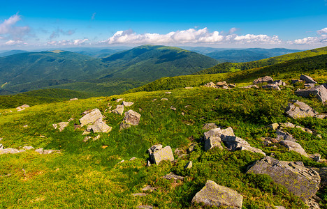 情页夏上新山上新的夏明日风景地面土地金库岩石天气小丘山坡环境海拔天空背景