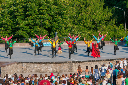 22亿2016年7月22日 Ukraina舞蹈学院舞蹈靴子戏服绣花舞者文化男孩们庆典刺绣节日背景