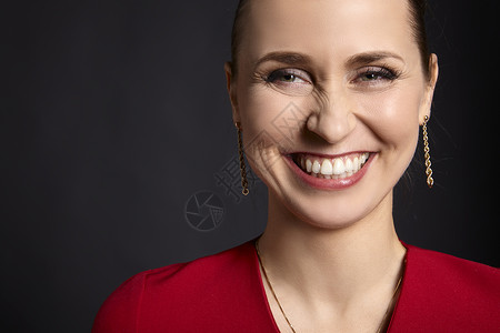 怀白微笑的妇女幸福商务黑色腰部人脸红色快乐休闲情绪女性背景图片
