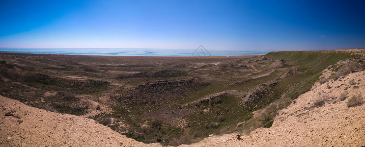 花剌子模乌兹别克斯坦卡拉卡尔帕克斯坦杜阿纳角附近乌斯图尔特高原边缘的咸海全景背景