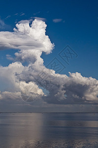 白云和蓝海背景图片