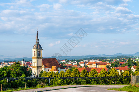 比斯特里察斯洛文尼亚全景建筑首都地标日落大教堂旅游天际蓝色堡垒森林背景