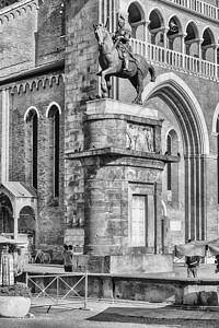 马尼奥拉帕多瓦 意大利的骑马雕像背景