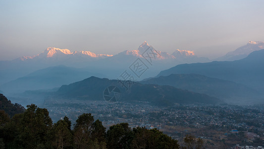 尼泊尔Sarangkot的日出视图高清图片
