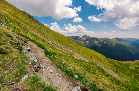 穿越法加拉斯山草坡的旅游路线背景