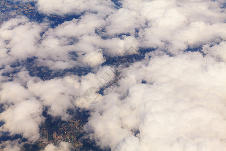 通过平面窗口的美丽的天空视图蓝色气氛阳光飞机沉淀气候运输水分雨云照片图片